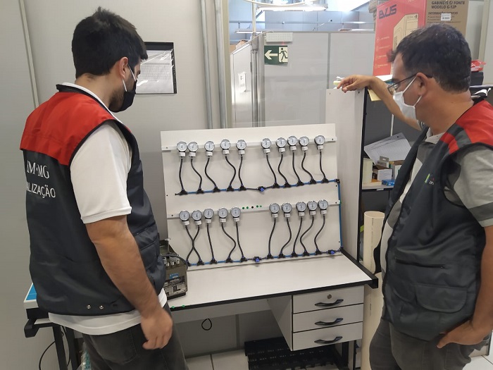 Verificação inicial de aparelhos de pressão. Foto: Divulgação / Iem-MG