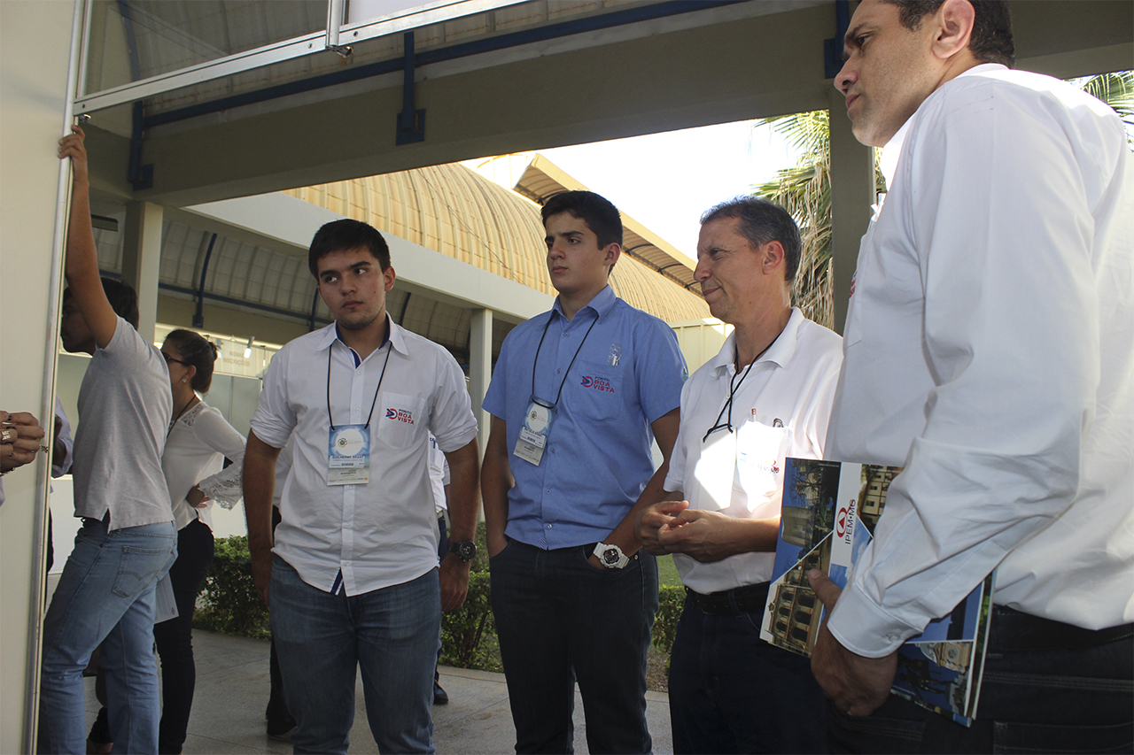 Revendedores e empreendedores visitam o stand do Ipem-mg. Foto: Lucas Gomes/IPEM