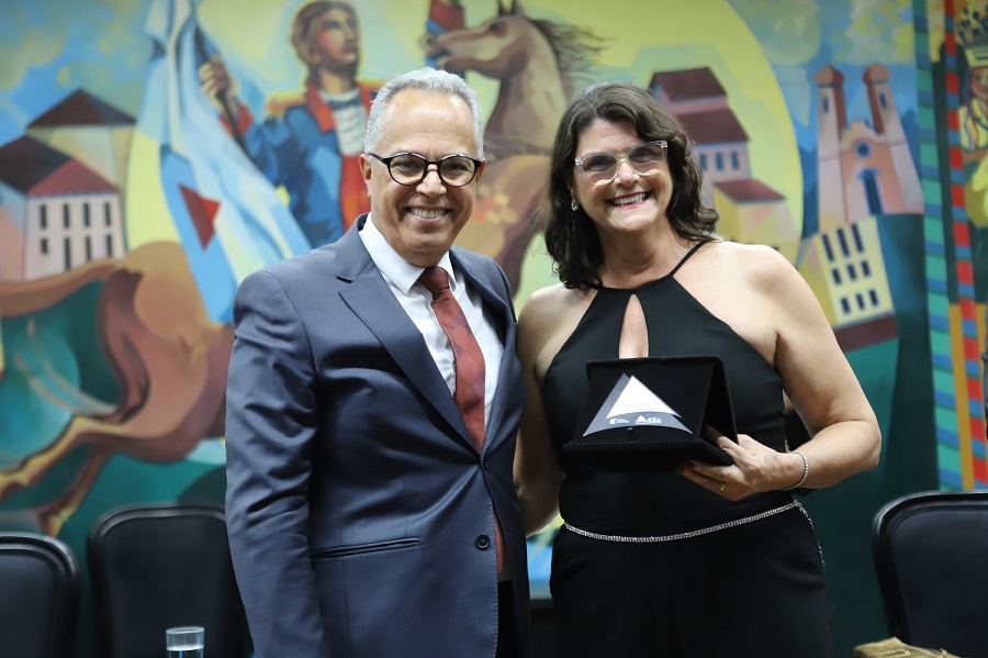 Presidente do TCEMG, Gilberto Diniz, entrega premiação a servidora Maria do Carmo. Foto: Divulgação / TCEMG