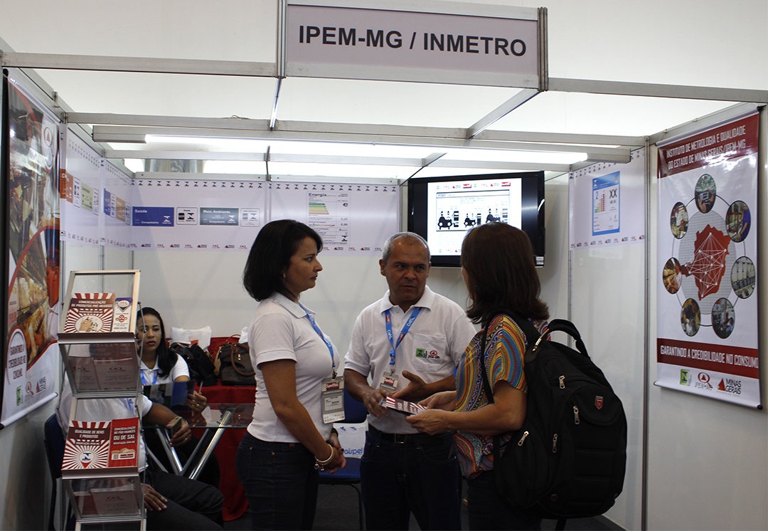 Servidores do Ipem-MG esclarecem dúvidas dos supermercadistas. Foto: Fernanda Toussaint / Ipem-MG Servidores do Ipem-MG esclarecem dúvidas dos supermercadistas. Foto: Fernanda Toussaint / Ipem-MG