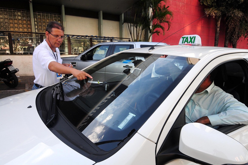 A verificação é obrigatória para todos os táxis. Foto: Divulgação / Ipem-MG