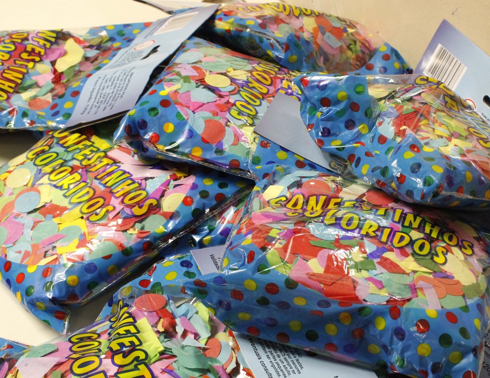 Nunca adquira serpentinas e confetes metalizados, pois podem causar curtos na rede elétrica e levar a morte. Foto: Divulgação / Ipem-MG 