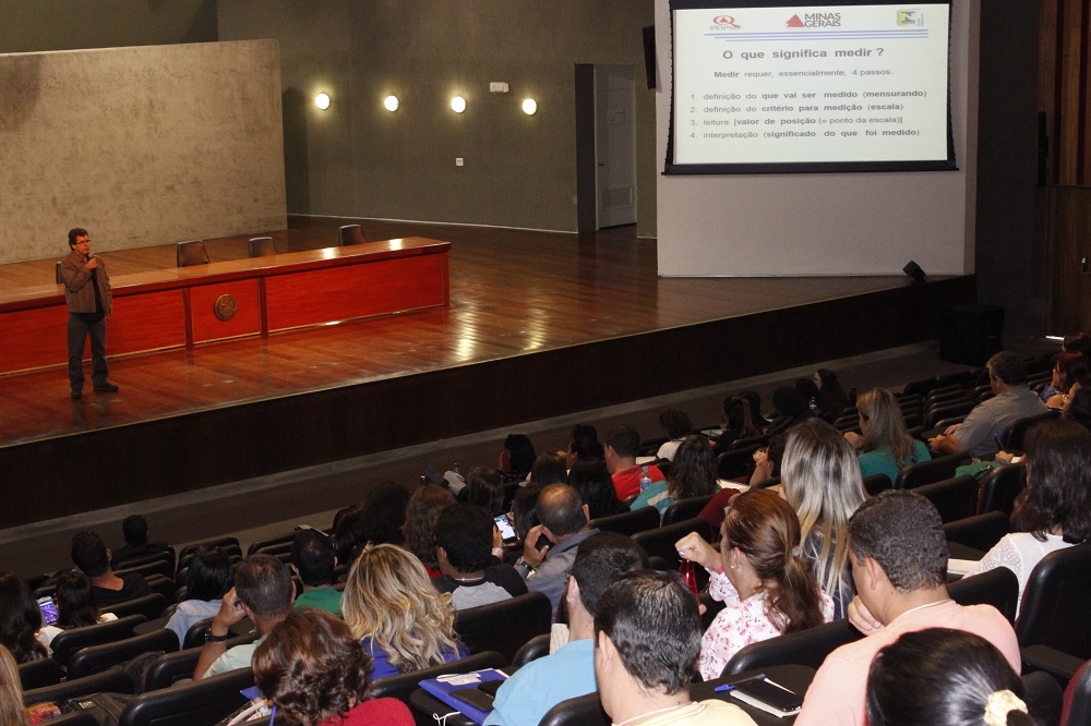 Gerente do laboratório do Ipem explica importância das medições. Foto: Fernanda Toussaint/Ipem-MG