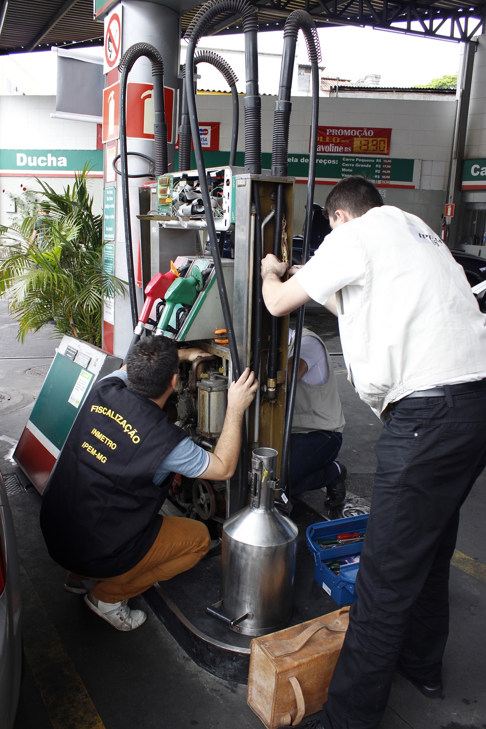 Fiscais do Ipem-MG durante fiscalização nos bombas de combustíveis. Foto: Lucas Gomes/Ipem-MG