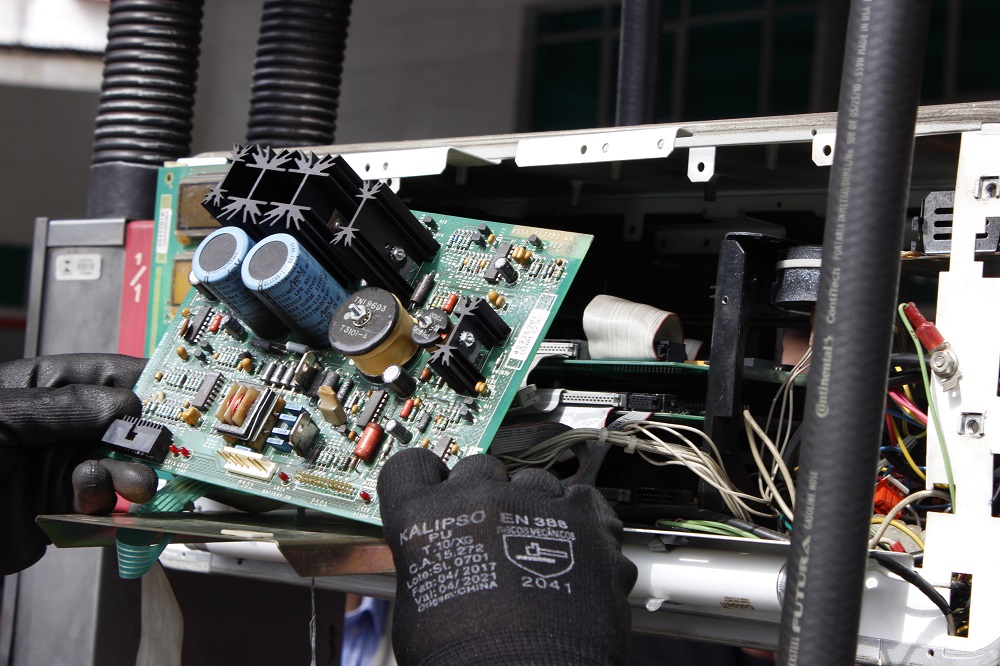 Dispositivos eletrônicos instalados nas bombas para fraudar a entrega de combustível. Foto: Lucas Gomes / Ipem-MG