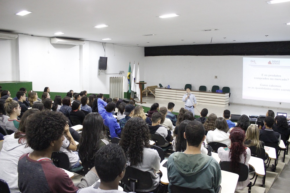 Max explica aos alunos importância da Metrologia. Foto: Lucas Gomes / Ipem-MG