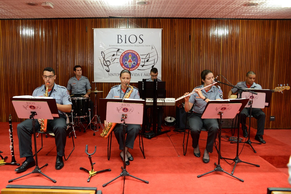 Orquestra Bios do Corpo de Bombeiros Militar executa Hino Nacional.