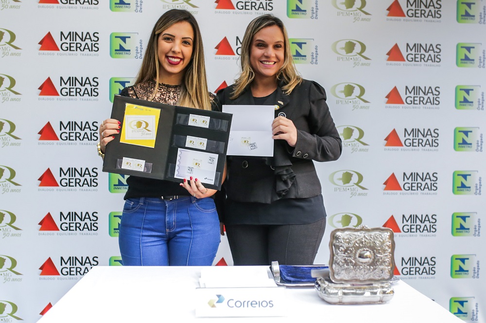 Servidora Helena Barbosa representa demais servidores no ato de obliteração do selo do cinquentenário. 