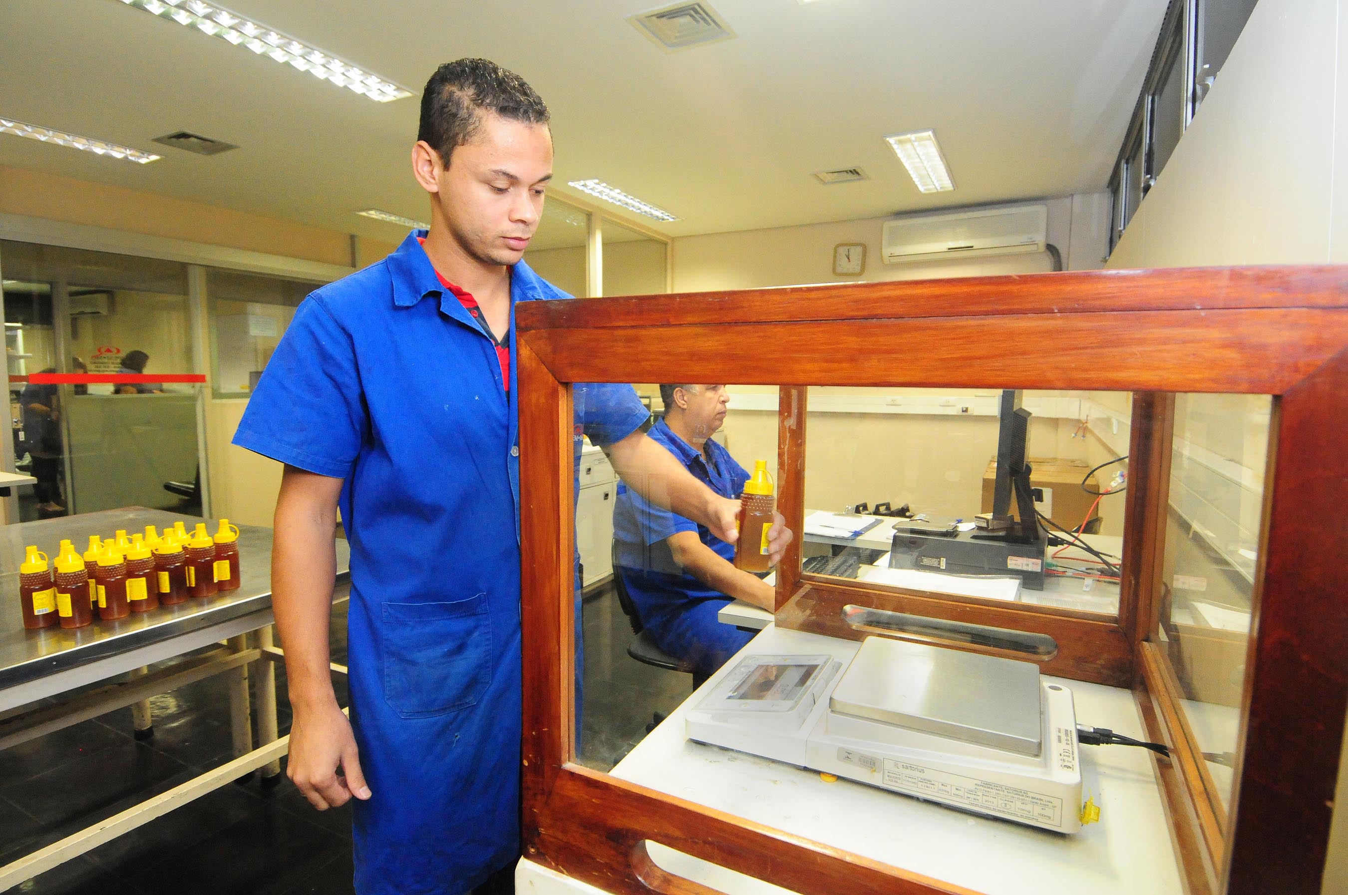 Técnicos do Instituto verificam produtos do laboratório do Ipem-MG. Foto: Omar Freire / Imprensa MG
