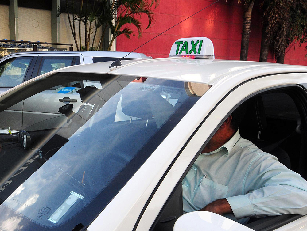 A verificação é obrigatória para todos os táxis. Foto: Omar Freire / Imprensa MG A verificação é obrigatória para todos os táxis. Foto: Omar Freire / Imprensa MG