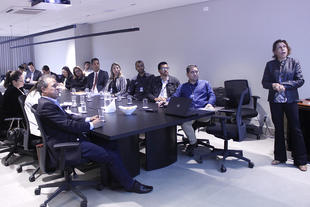 Técnicos do Ipem-MG durante capacitação aos profissionais supermercadistas. Foto: Fernanda Toussaint / Ipem-MG