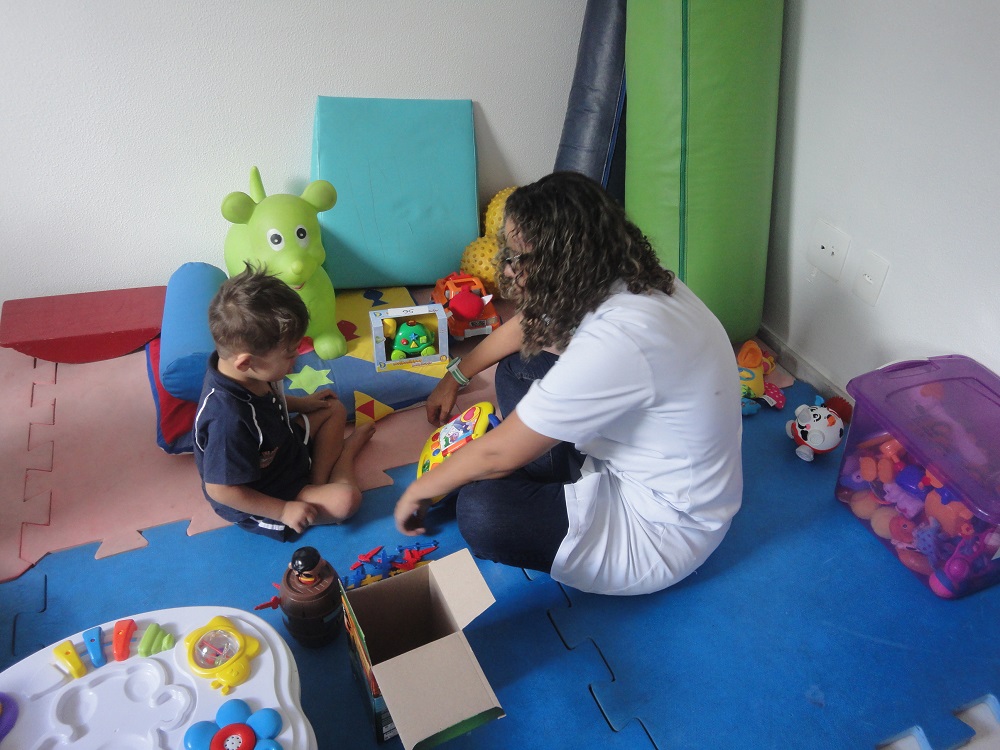 A supervisão de adultos durante a brincadeira é fundamental para prevenir acidentes. Foto: Divulgação / Imprensa MG