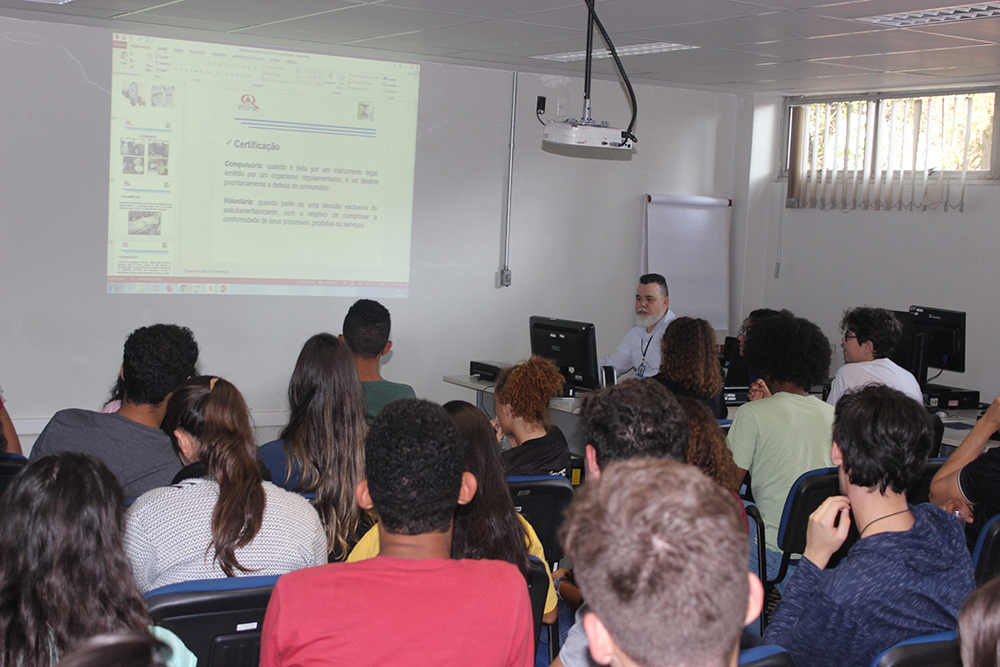 Os estudantes estão no segundo ano do curso técnico de Química. Foto: Divulgação / Ipem-MG