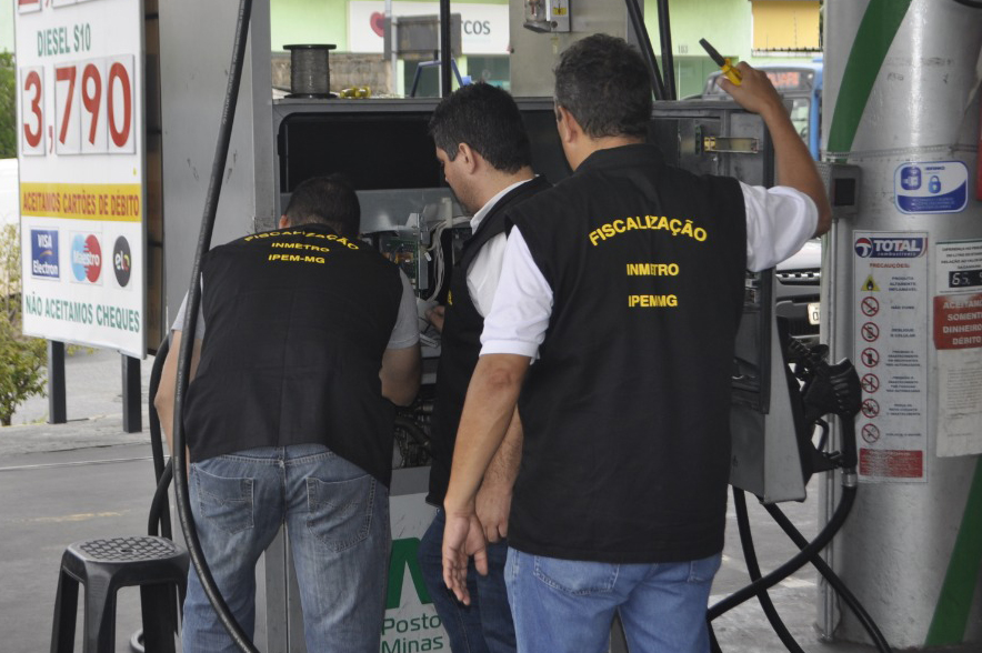 Fiscais encontram placa eletrônica fora dos padrões do Inmetro. Foto: Divulgação / Ipem-MG Fiscais encontram placa eletrônica fora dos padrões do Inmetro. Foto: Divulgação / Ipem-MG