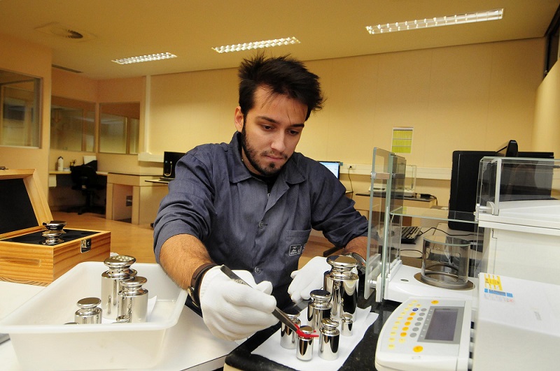 A Gerência de Laboratórios executa diversos serviços, como por exemplo calibração de peso-padrão. Foto: Omar Freire / Imprensa MG