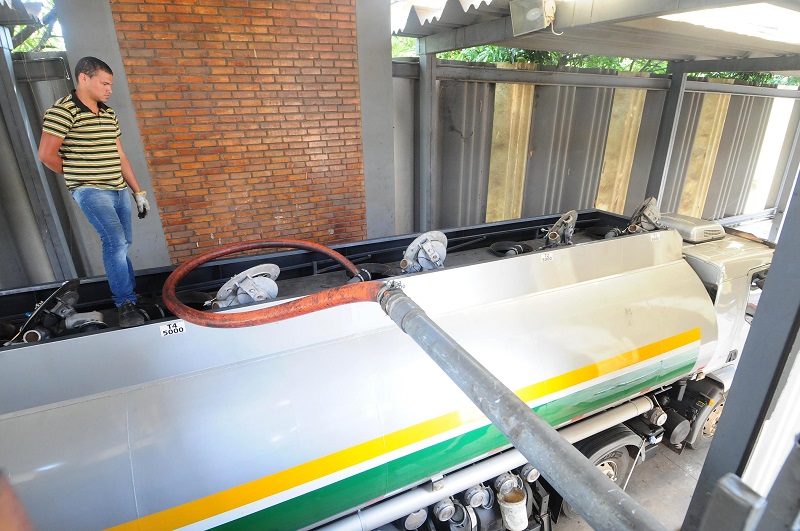 O objetivo da verificação de veículo-tanque é atestar a capacidade do tanque que carregará combustível da distribuidora até o posto. Foto: Omar Freire / Imprensa MG