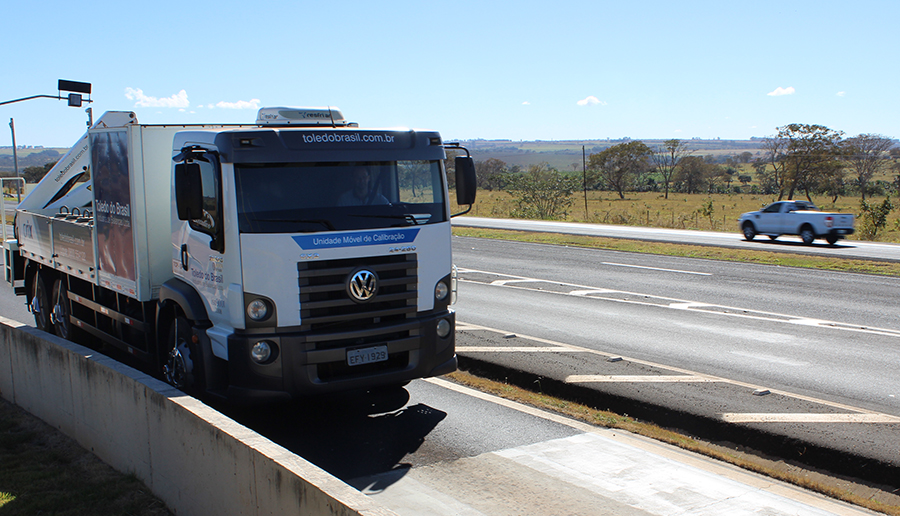 A verificação das balanças rodoviárias é realizada pelos Ipems de todo o País para a segurança viária. Foto: Fernanda Toussaint / Ipem-MG