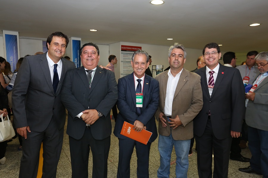 Foto: Alexandre Poni (Presidente da Amis), José Batista (Presidente do Sindicato das Indústrias de Panificação de MG), Tarcísio Moreira (Presidente da Amipão), João Bosco (Diretor de Metrologia Legal/Ipem-MG) e Fernando Sette (Diretor-Geral/Ipem-MG). Crédito: Ignácio Costa / Amis 