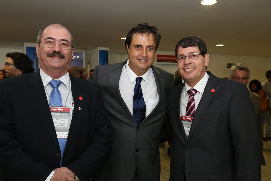 Foto (esq. para direita): Omer Pohlmann (Coordenador Geral RBMLQ-I do Inmetro), Alexandre Poni (Presidente da Amis) e Fernando Sette (Diretor-Geral/Ipem-MG). Crédito: Ignácio Costa / Amis 