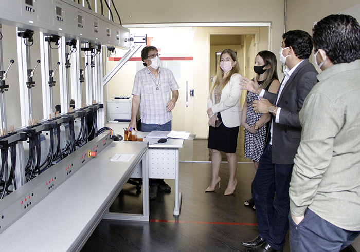 Presidente do Ipem-ES conhece laboratórios do Ipem-MG. Foto: Fernanda Toussaint/ Ipem-MG