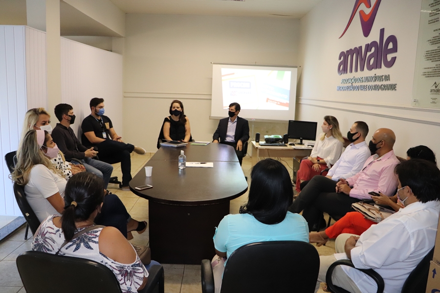 Representantes do Ipem-MG e Procons durante reunião em Uberaba. Foto: Divulgação / Ipem-MG