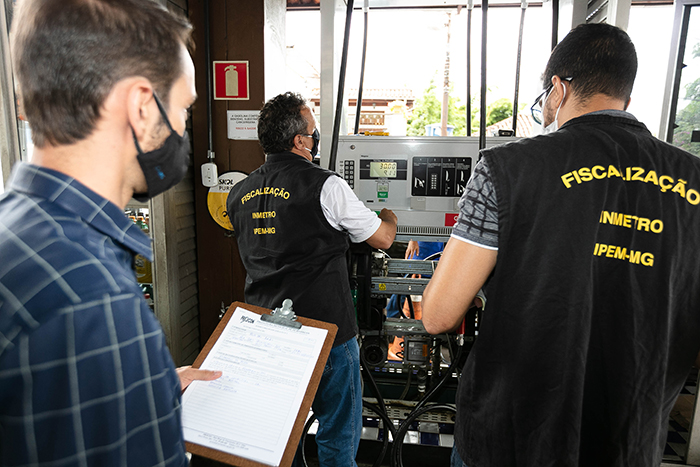 Fiscais do Ipem-MG durante fiscalização de postos de combustíveis em Ouro Preto. Foto: Divulgação / Ipem-MG