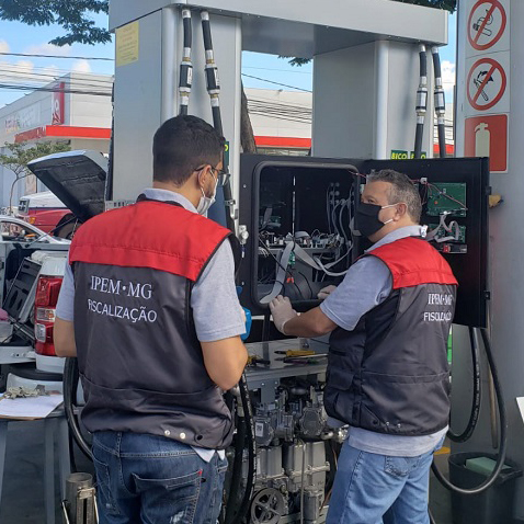 Fiscalização de postos de combustíveis na RMBH. Foto: Divulgação/Ipem-MG