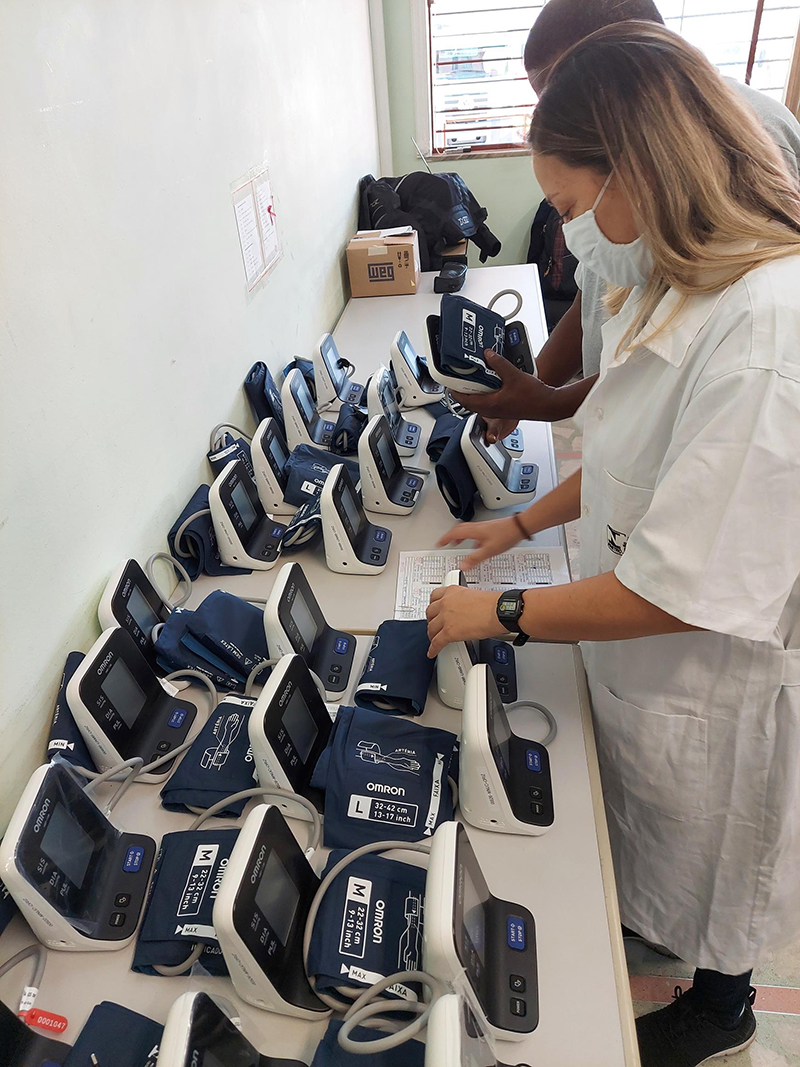 Técnicos do Ipem-MG durante verificação de medidores de pressão arterial. Foto: Divulgação / Ipem-MG