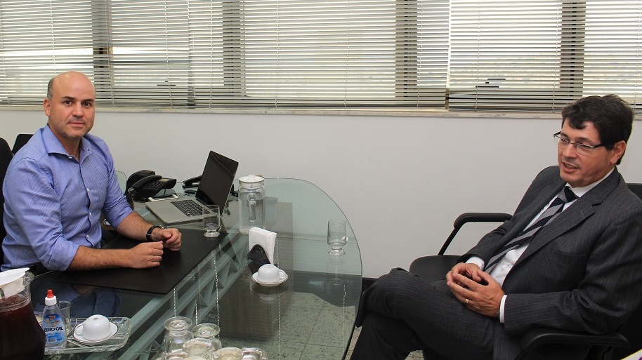 Presidente do Minaspetro, Carlos Guimarães Jr. e o diretor-geral do Ipem-MG, Fernando Sette, durante visita. Foto: Divulgação / Minaspetro