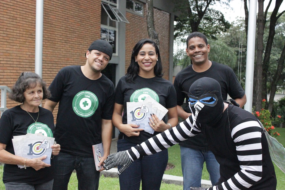 Membros da Cipa entregam cartilhas com orientações para combater o Aedes aegypti. Foto: Lucas Gomes / Ipem-MG