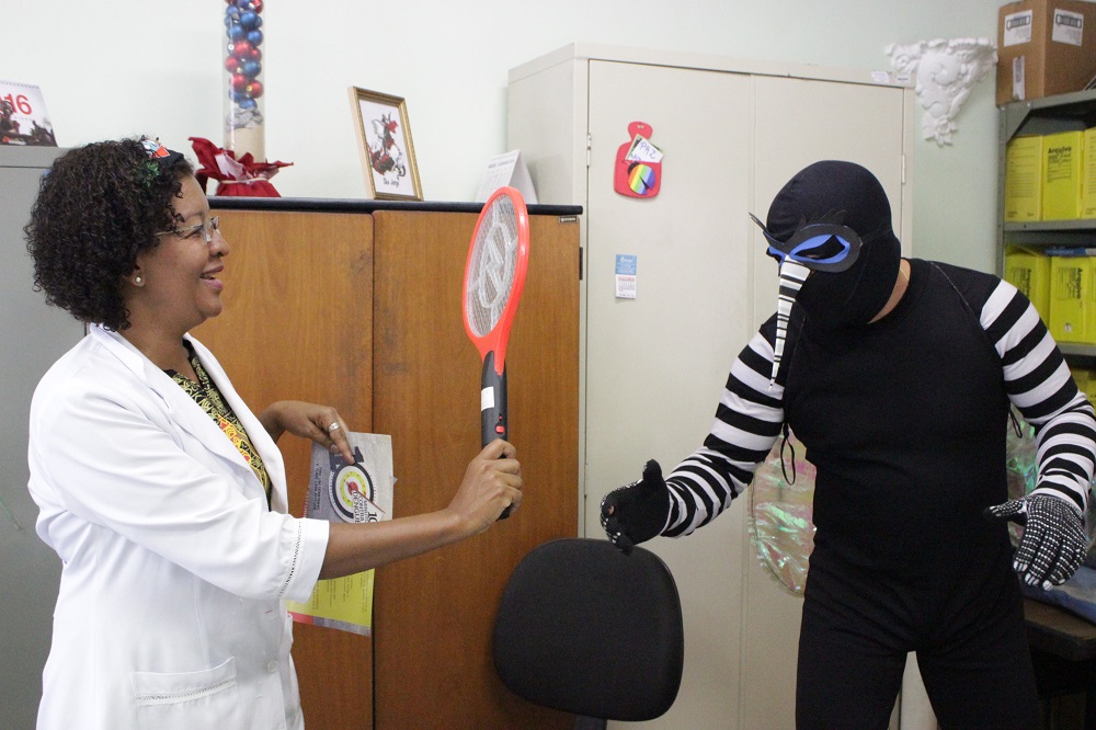 Elizete brinca com o mosquito durante a mobilização. Foto: Lucas Gomes / Ipem-MG
