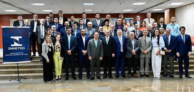 Vice-presidente e ministro do Mdic, Geraldo Alkimin, com dirigentes dos Ipems de todo o país. Foto: Divulgação / Inmetro