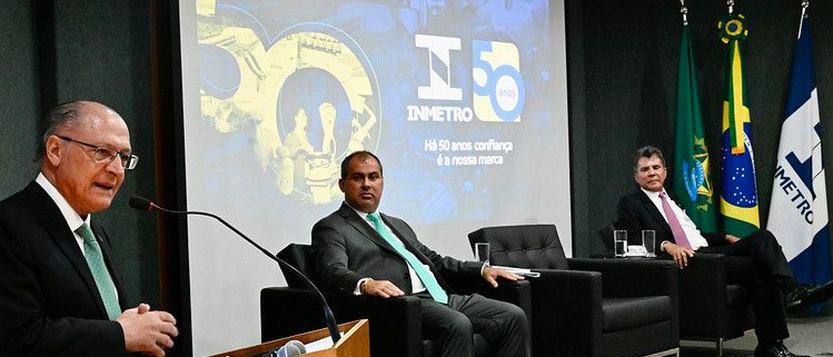 Geraldo Alkimin fala com dirigentes dos Ipem-MG, durante reunião no Inmetro. Foto: Divulgação / Inmetro