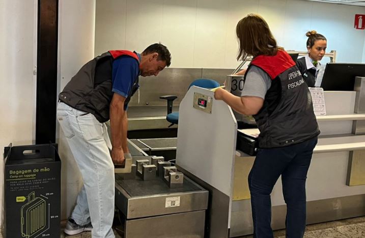 Servidores do Ipem-MG fiscalizando balanças no Aeroporto Internacional de Belo Horizonte (BH Airport), em Confins. Foto: Divulgação / Ipem-MG