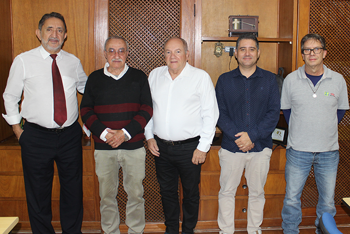 Sr. Paulo recebe agradecimentos da diretoria do Ipem-MG. Foto: Divulgação / Ipem-MG