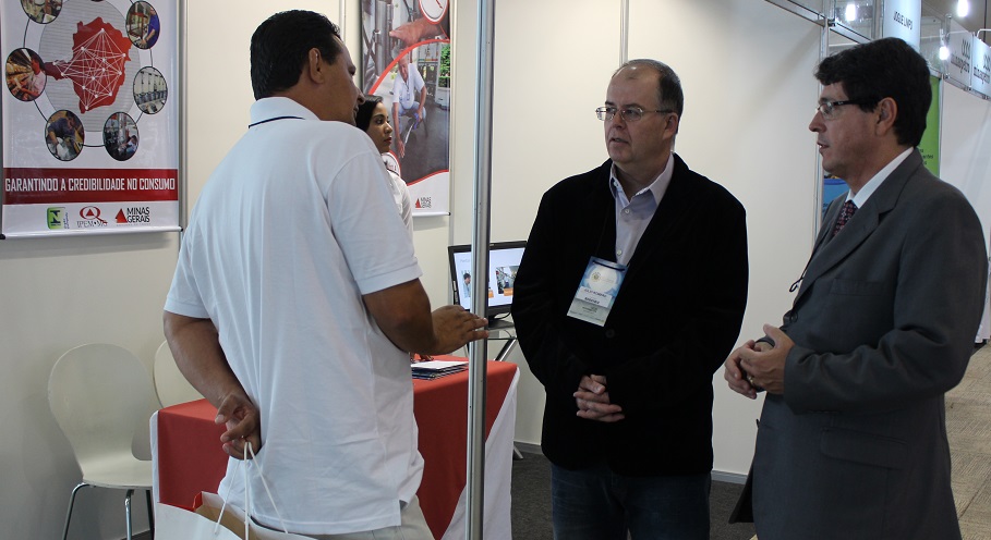 Júlio e Sette esclarecem dúvidas dos participantes em stand do Ipem-MG. Foto: Fernanda Toussaint / Ipem-MG Júlio e Sette esclarecem dúvidas dos participantes em stand do Ipem-MG. Foto: Fernanda Toussaint / Ipem-MG