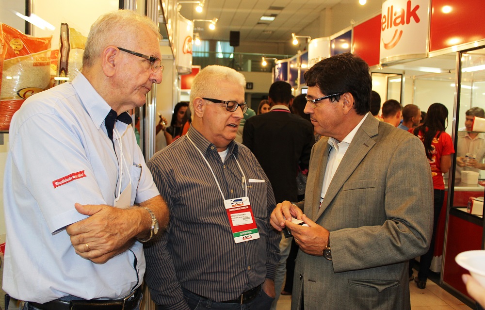 Fernando Sette conversa com o expositor Arlindo Amaral (esquerda). Foto: Fernanda Toussaint / Ipem-MG