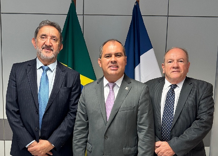Diretor-geral do Ipem-MG, Francisco José da Fonseca, presidente do Inmetro, Márcio André, e Diretor de Planejamento do Ipem-MG, Ivan Soares. Foto: Divulgação / Inmetro