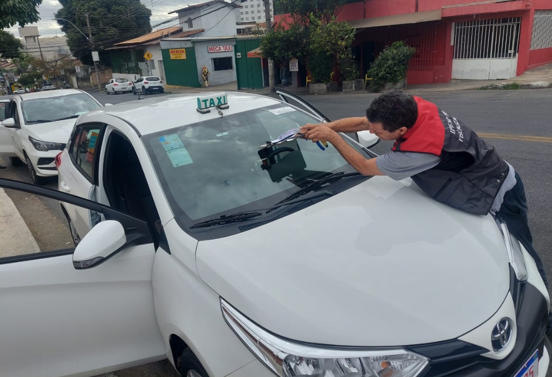 Técnico do órgão verificando taxímetro. Foto: Divulgação / Ipem-MG