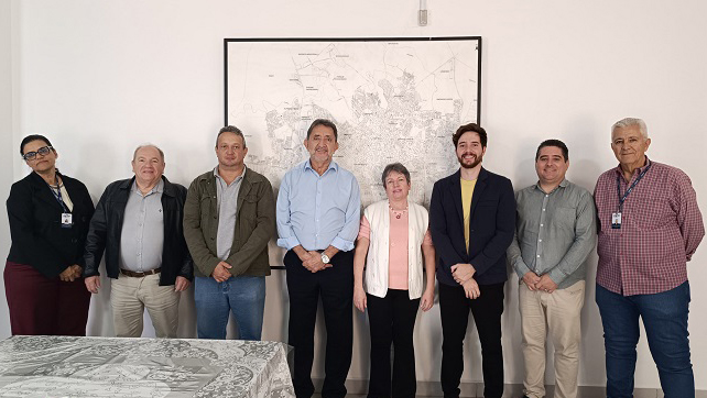 Equipe do Ipem-MG e Feti durante visita institucional à Fundação, em Uberaba. Foto: Divulgação / Feti 