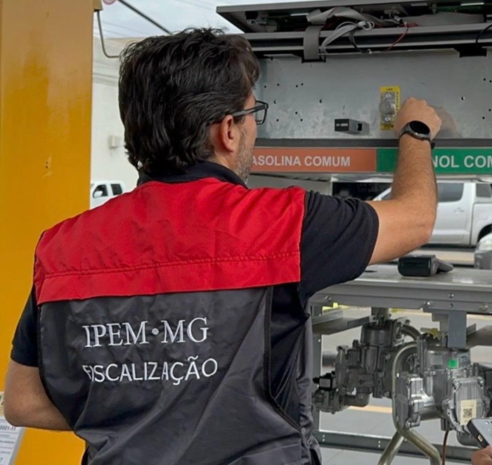 Ipem-MG fiscalizando bomba de combustível durante operação Apate. Foto: Divulgação / Ipem-MG
