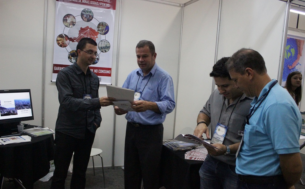 Gestores do Instituto esclarecem dúvidas dos empreendedores em stand. Foto: Fernanda Toussaint / Ipem-MG