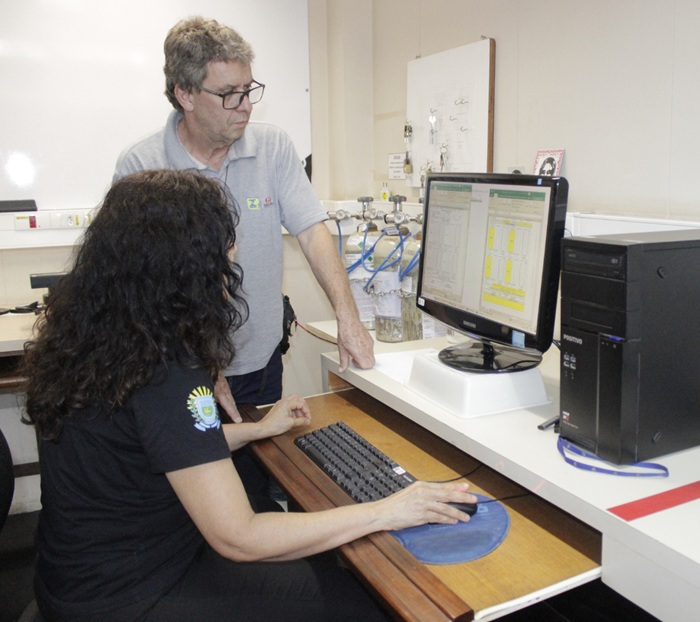 Treinamento de servidora da AEM-MS sobre transmitância luminosa. Foto: Fernanda Toussaint / Ipem-MG