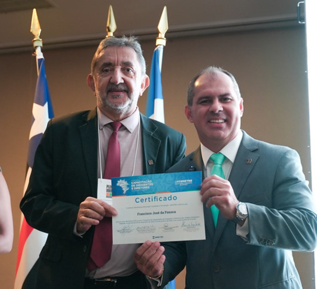 Diretor-Geral do Ipem-MG recebe certificado do presidente do Inmetro. Foto: Divulgação / Ipem-MG