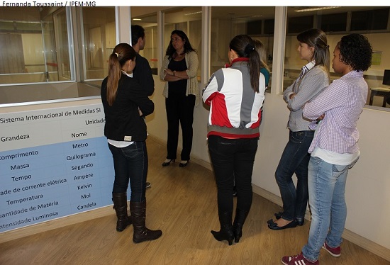 Alunos do UNI-BH conhecem laboratórios do IPEM-MG
